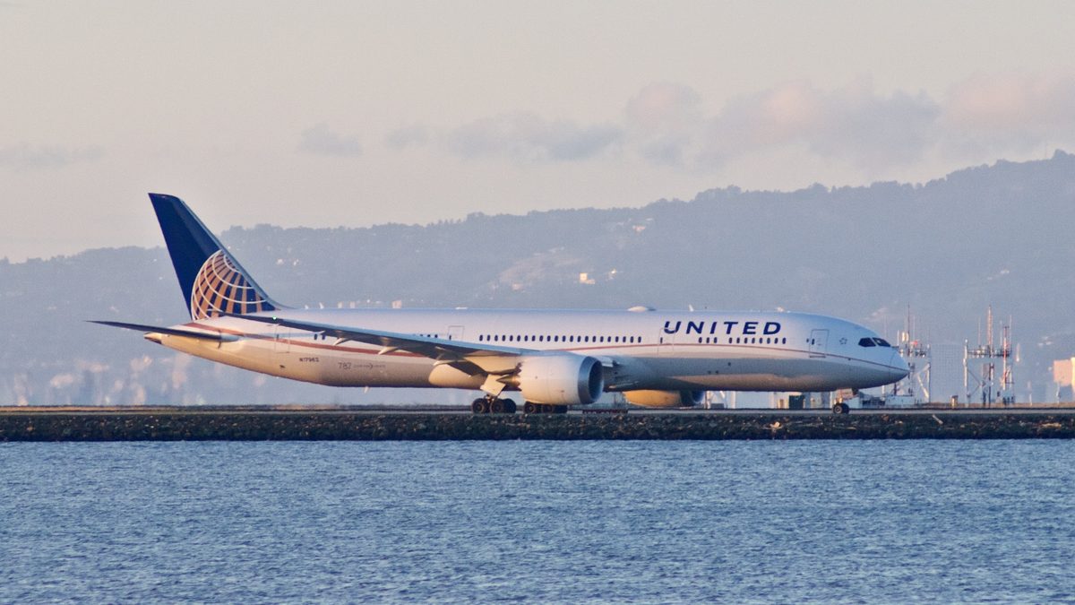 A United Airlines Boeing 787-9 Dreamliner taxiing on a bayside taxiway