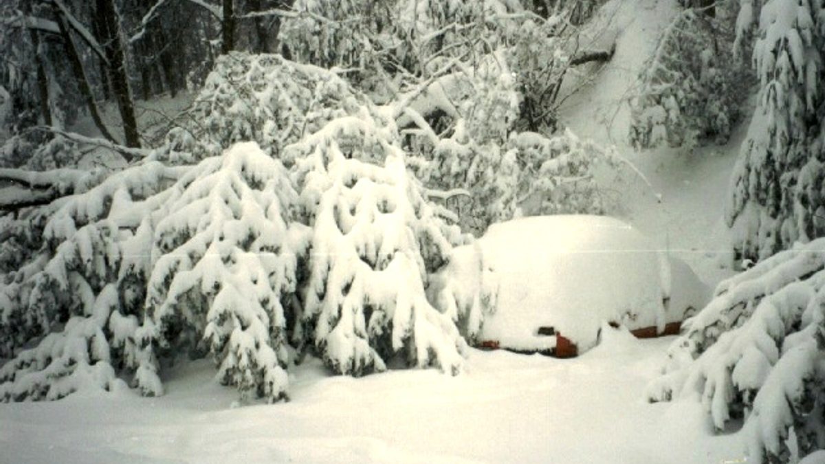 Snow-buried street in Asheville, North Carolina during the March 1993 Storm of the Century